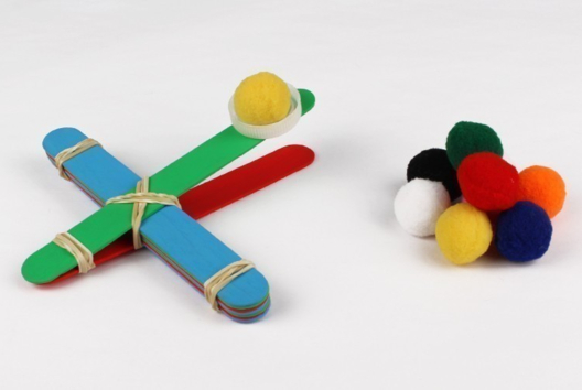 Catapulte à pompons - Activités manuelles bricolages - 10doigts.fr