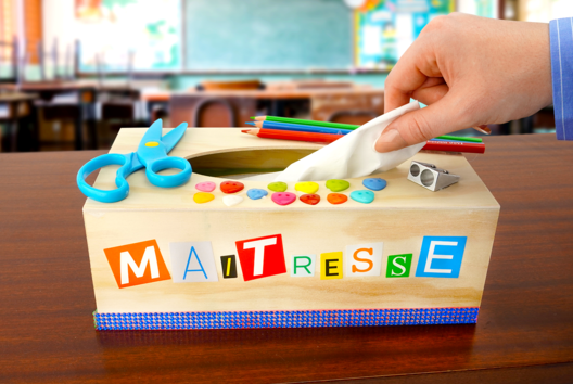 Boite mouchoir cadeau Fin Annee - Activités manuelles cadeaux école - 10doigts.fr