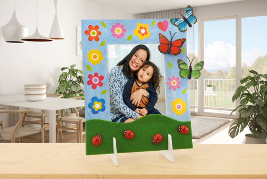 cadre fête des mères cadeau fleurs papillons enfants DIY - Activités manuelles fête des mères - 10doigts.fr