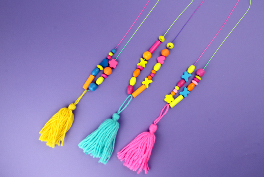 collier perles bois pompons - Activités manuelles créations de bijoux - 10doigts.fr