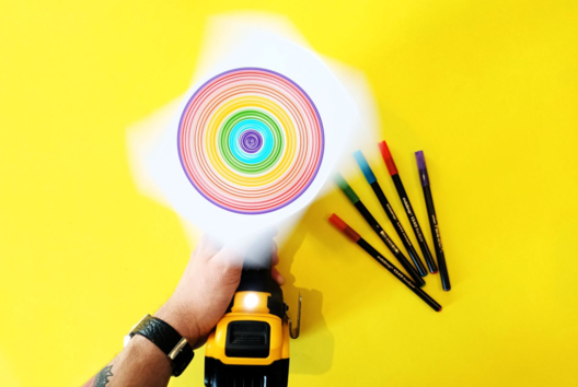 dessiner des cercles enfants visseuse perceuse - Activités manuelles tableaux - 10doigts.fr - 2