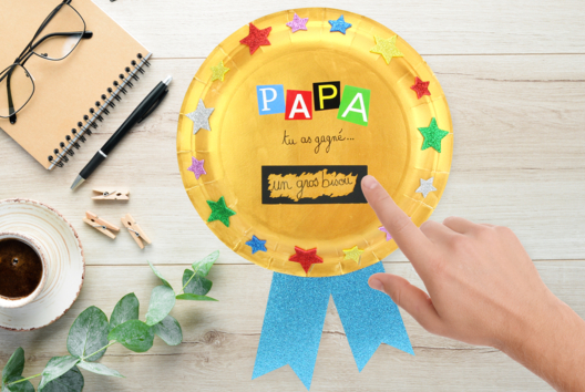 médaille géante activité fête des pères enfants - Activités manuelles fête des pères - 10doigts.fr