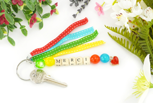 porte clé cadeau maitresse fin d'année - Activités manuelles cadeaux école - 10doigts.fr