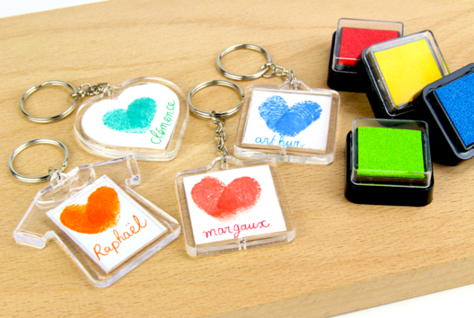 porte clés empreinte doigt coeur - Activités manuelles fête des mères - 10doigts.fr