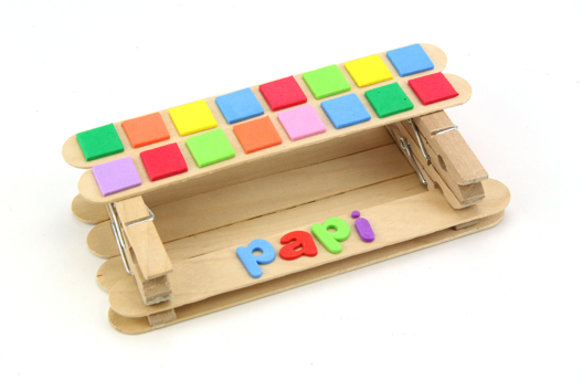 support smartphone bâtonnets en bois - Activités manuelles fête des pères - 10doigts.fr - 2