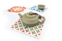 Set de 6 dessous de plat carré  blanc en MDF  (46061) + 6 pochoirs en plastique carreau ancien (46060) - Objets pour la cuisine - 10doigts.fr