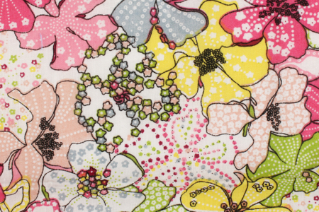 Coupon de tissu en coton imprimé fleurs 2 , rose, june fond noir - 55 x 45,5 cm - Coupons de tissus – 10doigts.fr