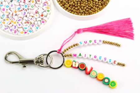 Perles rondes alphabet multicolore - 250 perles - Bijoux messages – 10doigts.fr