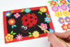 Carte coccinelle avec une carte à gratter - Gommettes Fleurs, Fruits et Légumes – 10doigts.fr