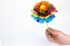 comment faire une fleur en papier de soie crépon - Activités manuelles fête des mères – 10doigts.fr