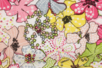 Coupon de tissu en coton imprimé fleurs 2 , rose, june fond noir - 55 x 45,5 cm - Coupons de tissus – 10doigts.fr
