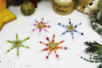 Flocons de neige en perles activité enfants noël - Activités manuelles Hiver – 10doigts.fr