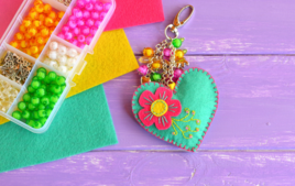 Je couds un porte-clés - Activités couture - 10doigts.fr