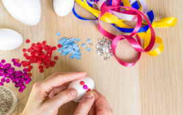 Sequins à piquer sur des œufs - Activités de Pâques - 10doigts.fr