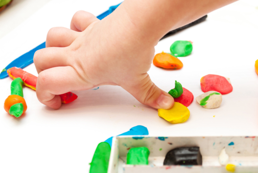 Modelage 1er âge - Activités enfants moins de 3 ans - 10doigts.fr