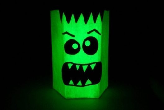 pot à crayon phosphorescent - Activités manuelles Halloween - 10doigts.fr - 2