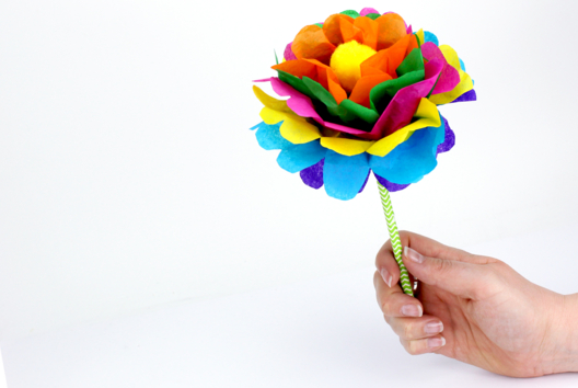 comment faire une fleur en papier de soie crépon - Activités manuelles fête des mères - 10doigts.fr - 2