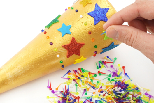 étoiles paillettes sur coupe - Activités manuelles fête des pères - 10doigts.fr - 2