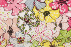Coupon de tissu en coton imprimé fleurs 2 , rose, june fond noir - 55 x 45,5 cm - Coupons de tissus - 10doigts.fr - 2