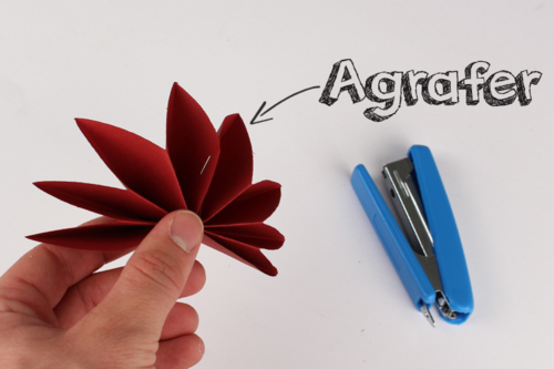 Guirlande de fleurs en papier