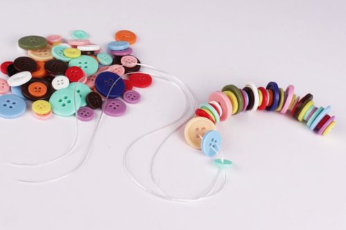 Fabriquer une chenille avec des boutons