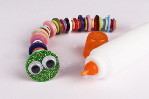 Fabriquer une chenille avec des boutons