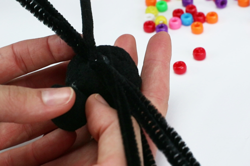 Araignées en pompons et chenilles
