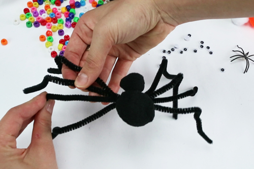 Araignées en pompons et chenilles