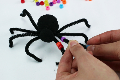 Araignées en pompons et chenilles