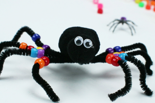 Araignées en pompons et chenilles